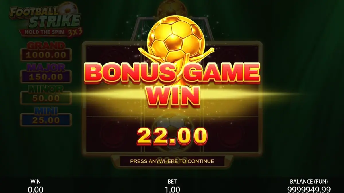 Tampilan visual slot 3x3 Football Strike dengan elemen sepak bola dan koin emas